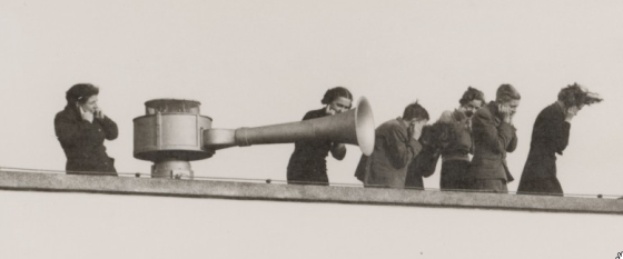 Het testen van een sirene geplaatst op het dak van de Bijenkorf. Foto; Cees Deenik Bron; Collectie Stadsarchief Amsterdam
